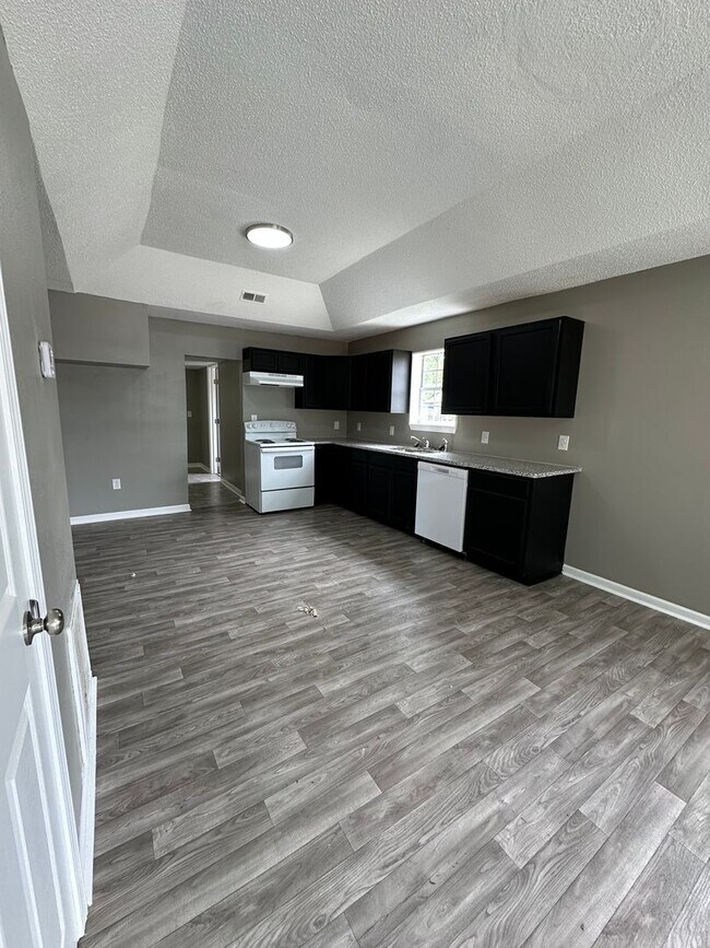 Foto del edificio - Completely RENOVATED 3 Bedroom 2 Bathroom House with a HUGE backyard