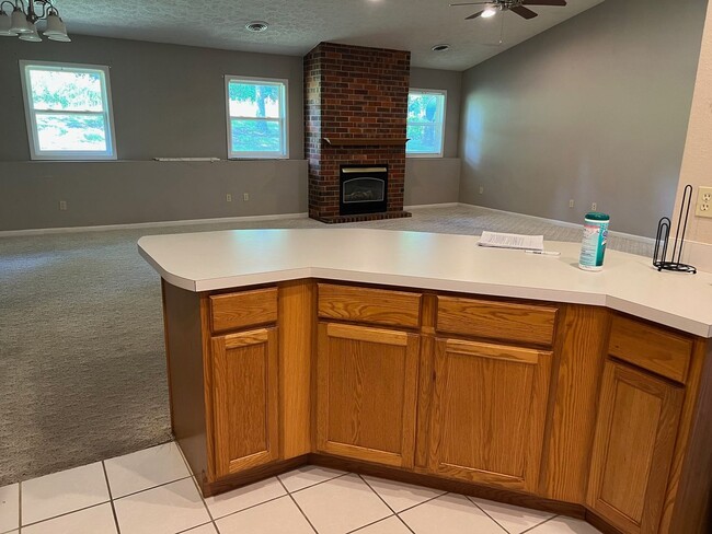 Building Photo - 3 bedroom 2 bath Duplex with 2 car garage
