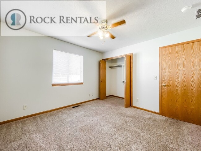Foto del edificio - Beautiful 3 Bed 2 Bath Home in Quiet Neighborhood