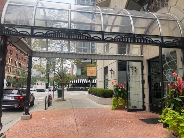 Foto del edificio - 70 W Huron St