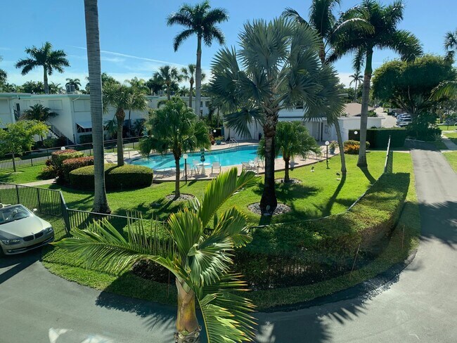 Huge Pool - 180 Isle of Venice Dr