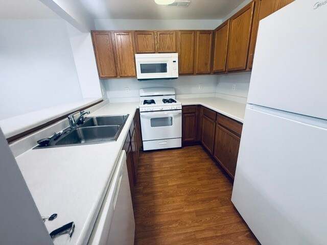Cocina con lavavajillas, cocina de gas, microondas y frigorífico-congelador nuevos. - 6363 Commonwealth Dr