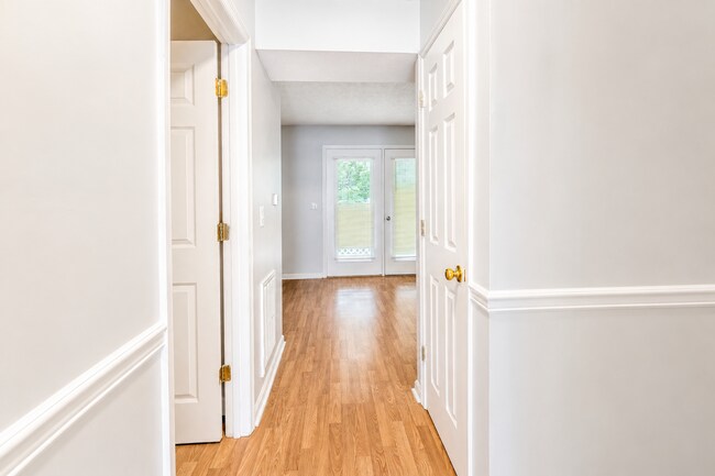 Foto del edificio - **Updated 2 Bed, 1.5 Bath End-Unit Condo with Large 2-Car Garage – Prime Johnson City Location**