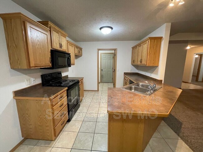 Building Photo - 1026 N Oxford Dr