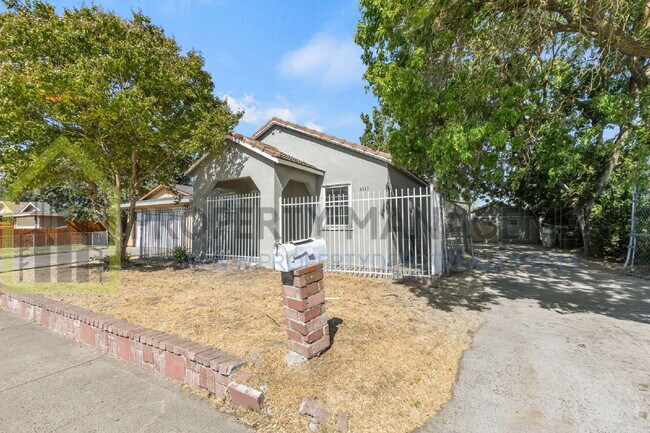 Building Photo - Charming 2-Bedroom Bungalow in Sacramento