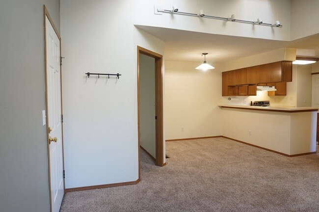 Building Photo - Super Cute, Move-in Ready, Spacious, 2nd F...