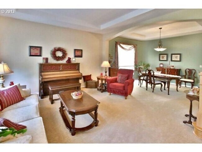 Foto del edificio - Spacious and Bright 4 Bedroom Home in Beav...