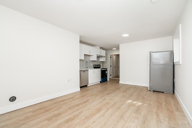 Building Photo - BASEMENT-19XX-BASEMENT-1168 168 St
