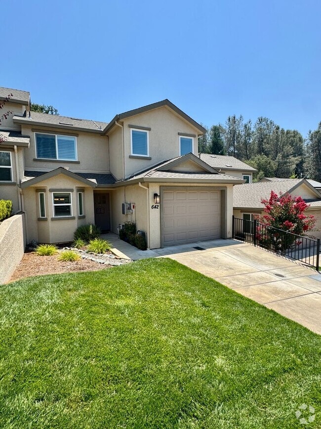 Building Photo - 642 David Cir