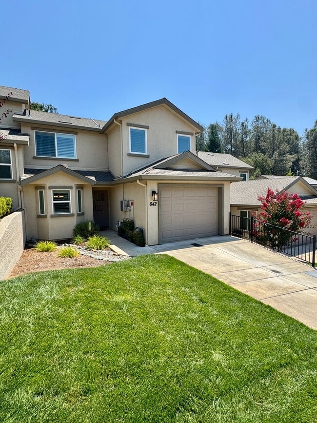 Building Photo - 642 David Cir