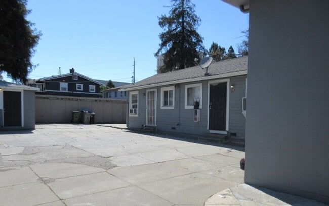Building Photo - 265 S 11th St