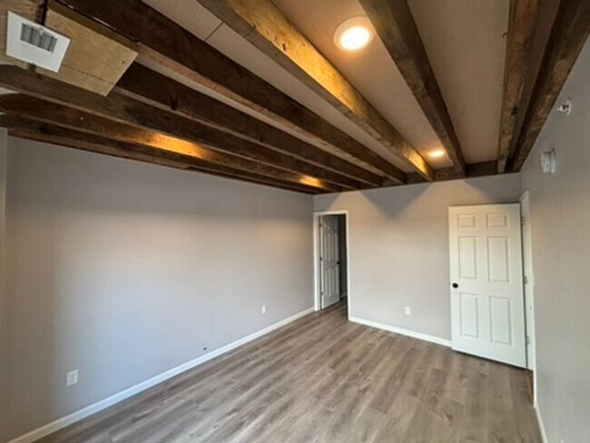Foto del edificio - 235 E Market St