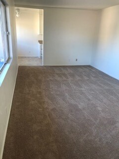 Sala de estar espaciosa - 1506 S Cochran Ave