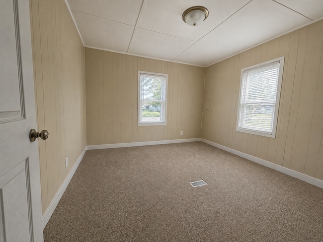 Building Photo - 2 bed 1 bath with Garage