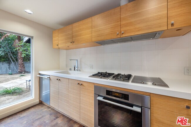 Foto del edificio - 12931 Valleyheart Dr