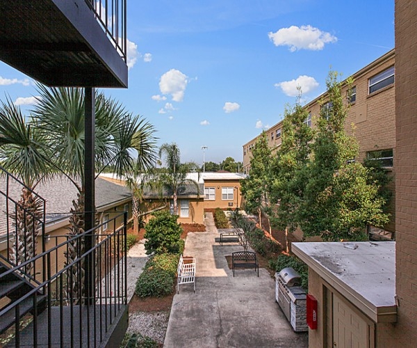 Back Courtyard - Riverview Apartments