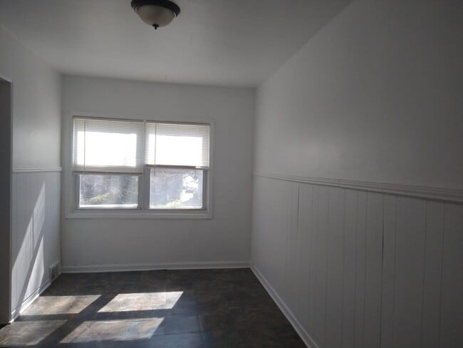 Building Photo - Nice and quiet Town House with garage and ...
