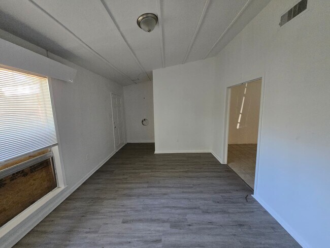 Foto del edificio - 3230 Ridgeland Dr