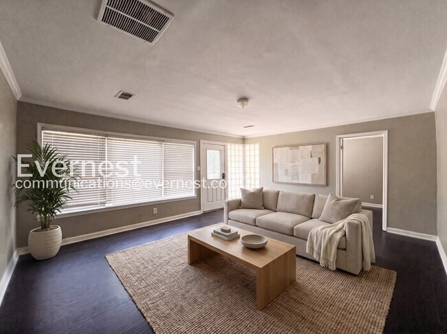 Building Photo - 5 Bed/4 Bath Home with Fenced Yard / Available Now!