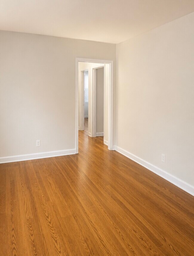 Sala de estar con vista al pasillo que conduce a los dormitorios. - 633 Bel Air Dr