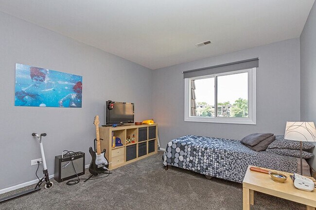 Segundo dormitorio con mucha luz. - 1426 Stonebridge Circle