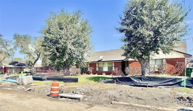 Building Photo - 4303 Balcones Dr