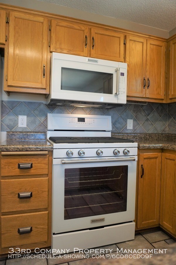 Building Photo - Hastings Home Filled With Quality Finishes!