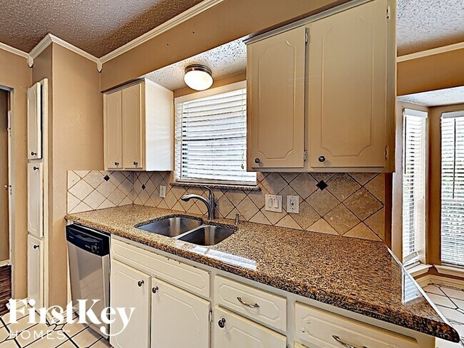 Building Photo - 589 Bluebonnet Dr