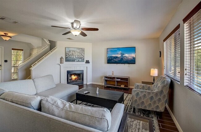 Foto del edificio - 102 Clarks Grove Ln
