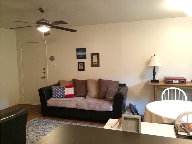 Foto del edificio - 1117 Hollow Creek Dr