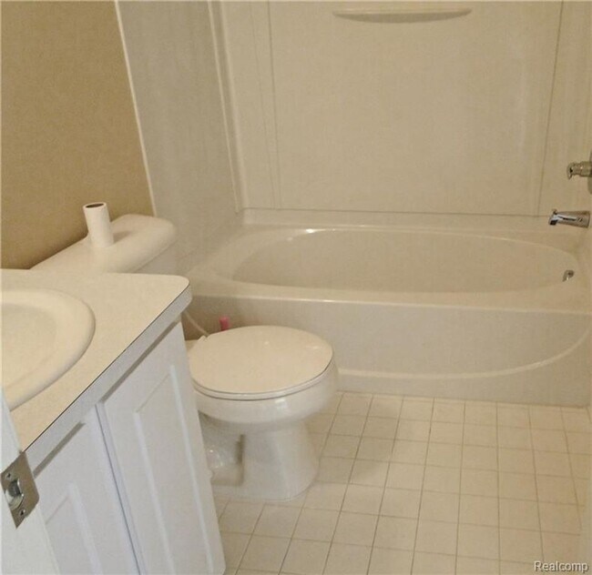 Building Photo - COMING SOON! Spacious 3-Bed, 3-Bath Condo ...
