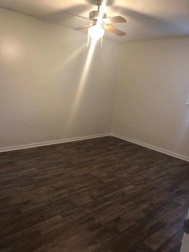 Building Photo - 3 Bed, 2 Bath home in Kings Grant!