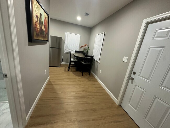 Foto del edificio - 2608 Village Ln