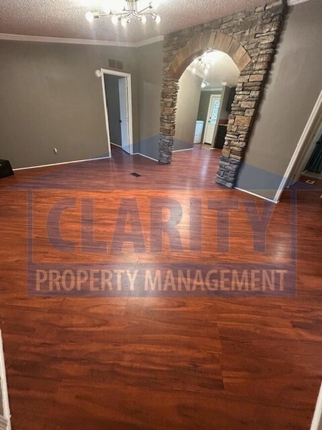 Foto del edificio - Three bedroom home w/ fenced in yard!