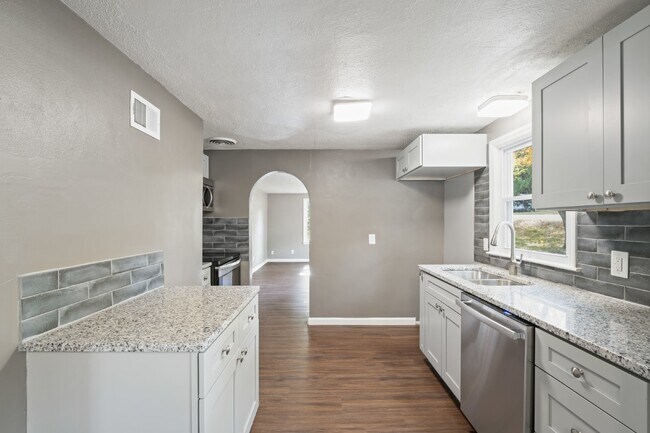 Foto del edificio - Charming 2 Bedroom Home in KCK! First Month Rent Free!
