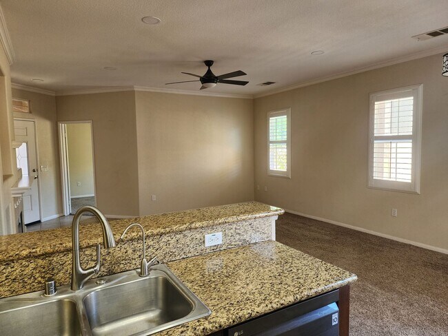 Building Photo - Sabre Springs Townhouse
