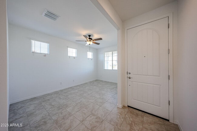 Foto del edificio - 8721 W Windsor Blvd