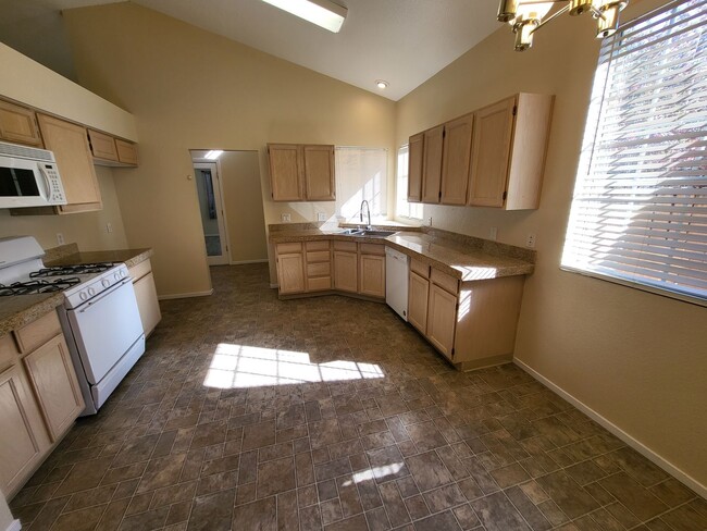 Building Photo - Newly Available! - 1784 Blue Spruce Ct, Mi...