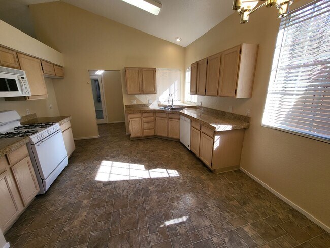 Foto del edificio - Newly Available! - 1784 Blue Spruce Ct, Mi...