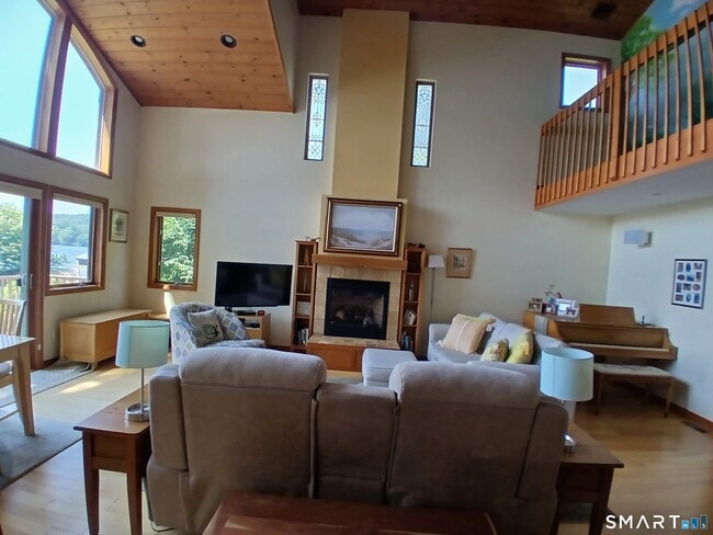 Foto del edificio - 398 Lake Rd