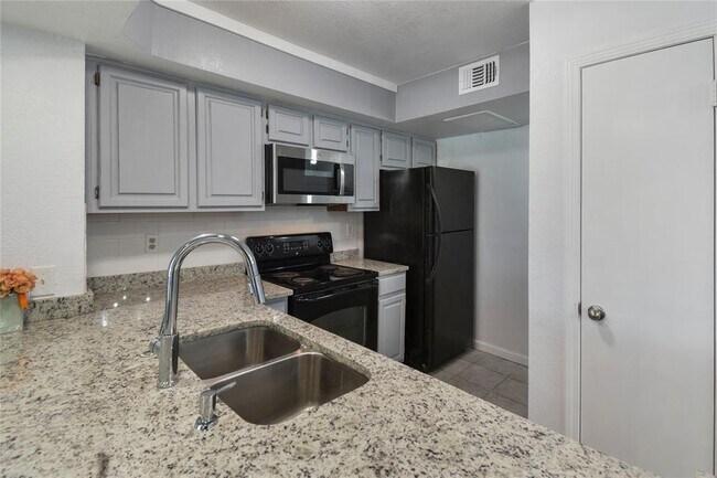 Building Photo - 3402 Country Club Dr W