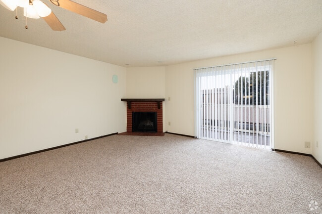 1BR, 1BA - 651SF - Living Room - Candlewood Apartments