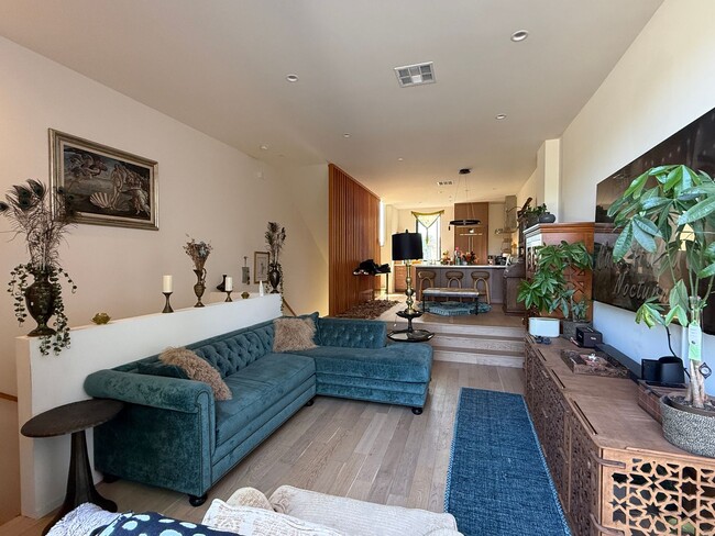 Building Photo - Luxury 3 Bed/3 Bath Townhome in Carlsbad