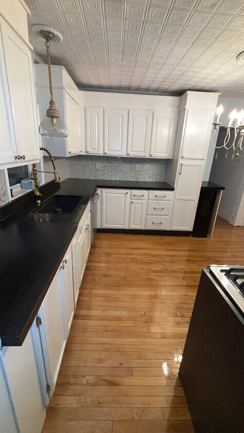 Primary Photo - 3 Autumn St