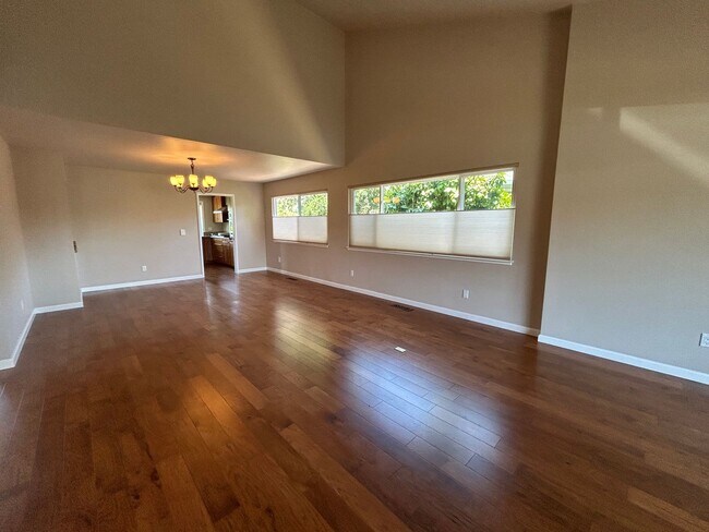 Foto del edificio - 329 Oak Leaf Cir