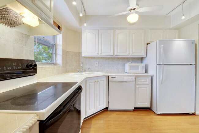 Building Photo - 18081 SE Country Club Dr