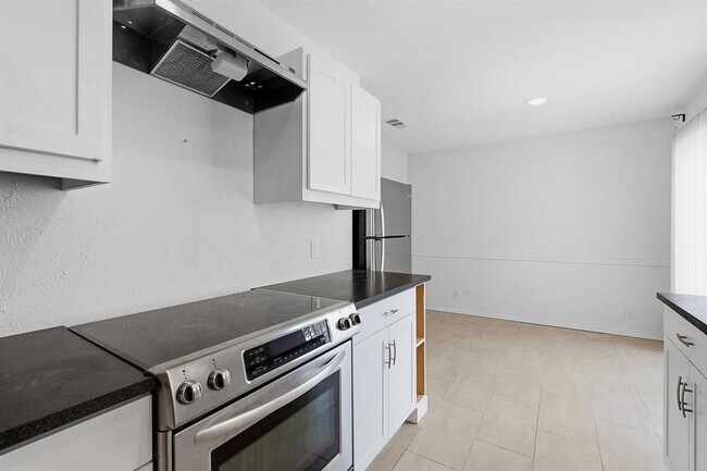 Building Photo - 2106 Lamplight Village Cir