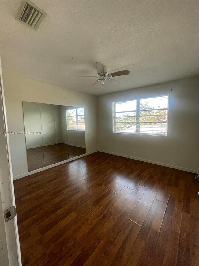 Foto del edificio - 2175 NE 56th St
