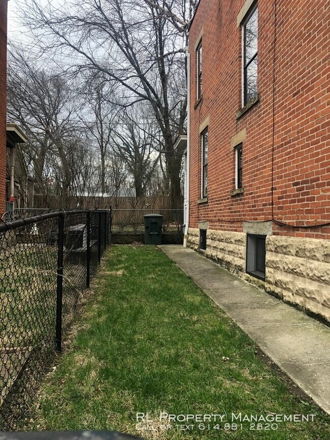 Building Photo - 726 Kerr St