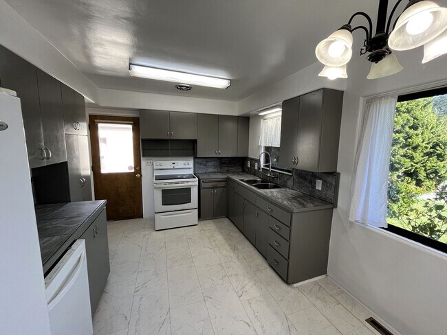 Foto del edificio - 3 Bed Eureka Home With Large Fenced Yard, Deck & Views Of The Bay! Small Pets Considered